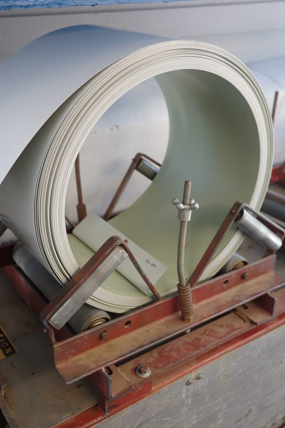 Aluminum coil feeding through the seamless gutter forming machine
